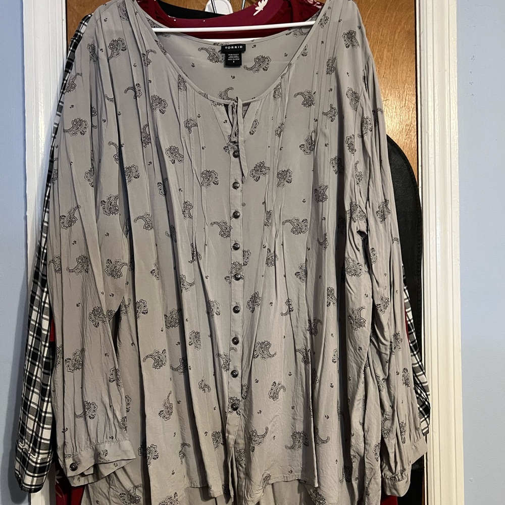 Torrid gray with black paisley print blouse